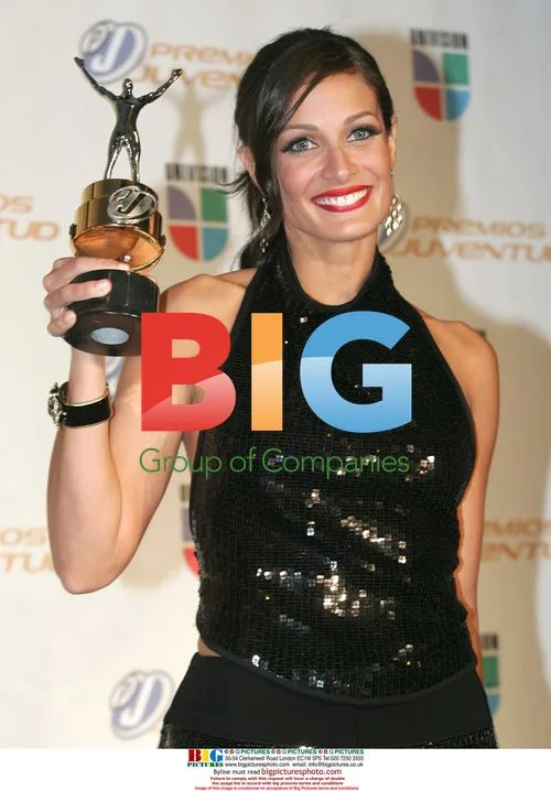 Dayanara Torres wins Supermodelo award