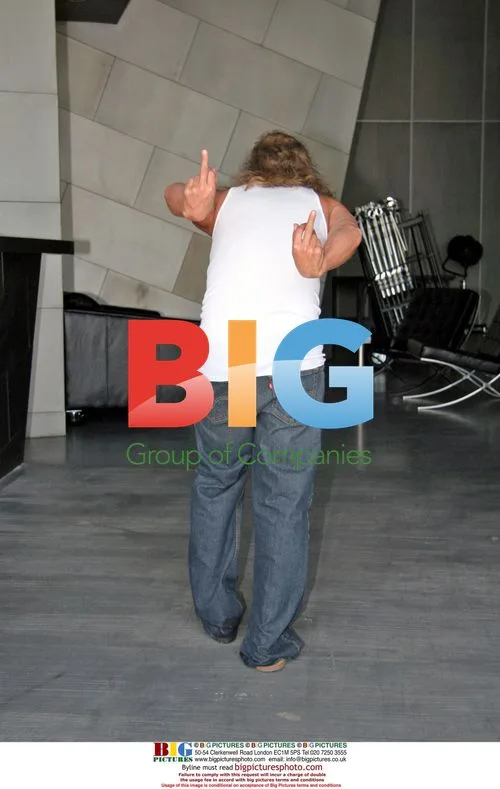 Kid Rock gives photographer the bird