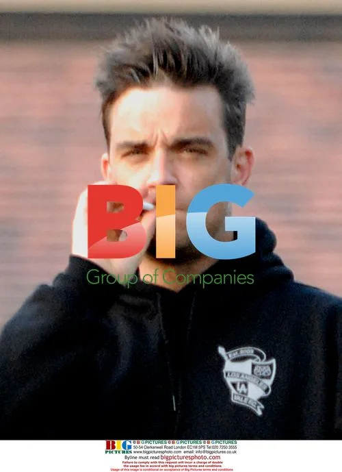 Robbie Williams grabs a snack in Bel Air