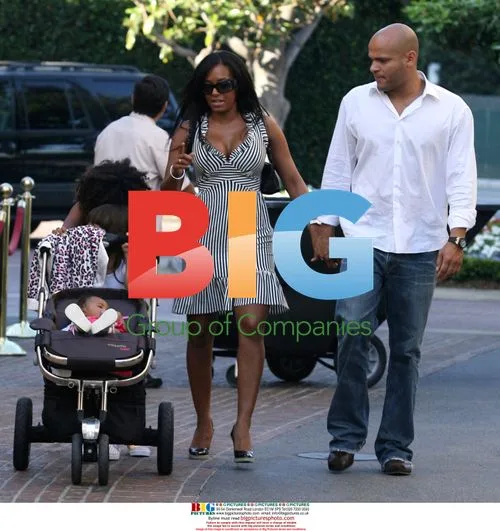 Melanie Brown and Family Out for Dinner