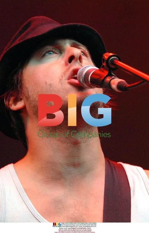 Carl Barat of Dirty Pretty Things performs