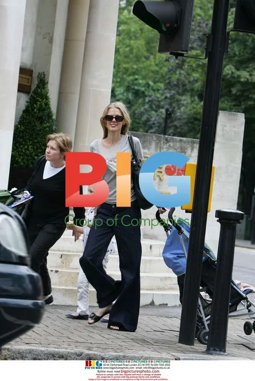 Donna Air Shopping with Daughter