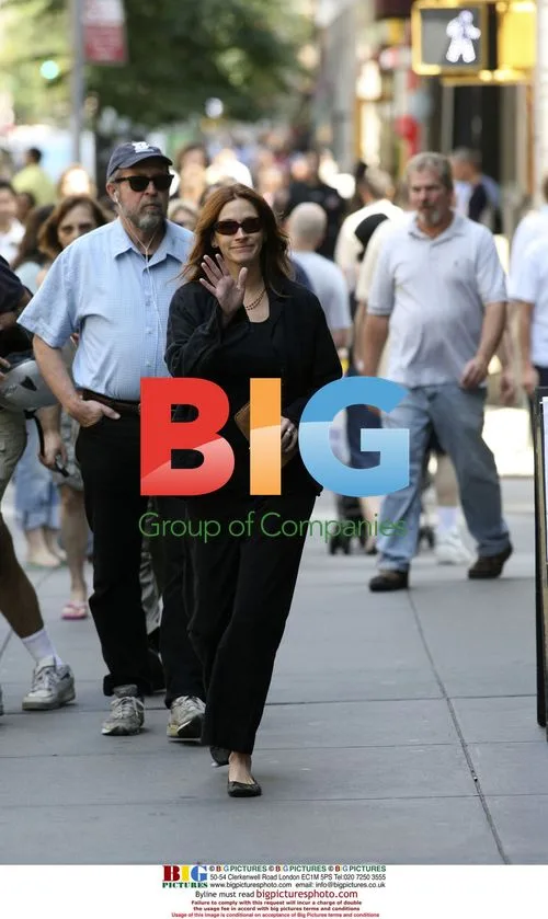 Julia Roberts Shops at CVS