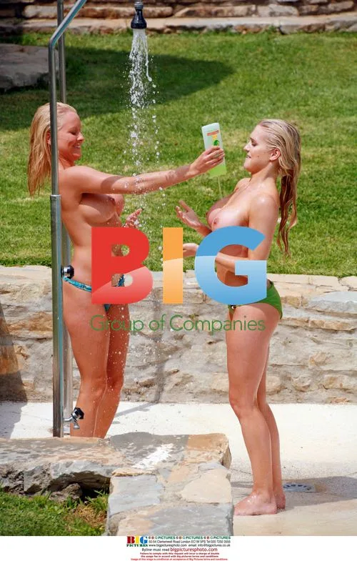 Blonde bombshells entertain in Caribbean
