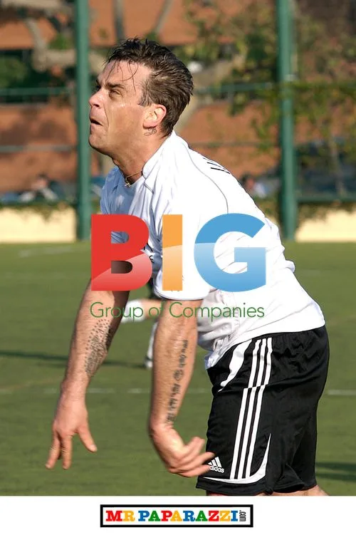 Robbie Williams Plays for LA Vale