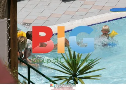 Rod Stewart and Family in Pool