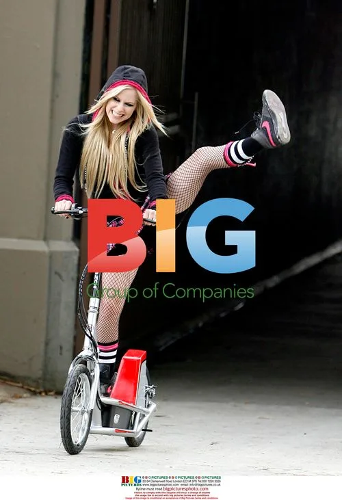 Avril Lavigne films "Girlfriend" remix video