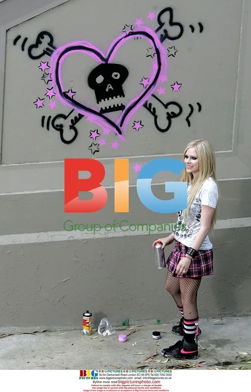 Avril Lavigne films "Girlfriend" remix video