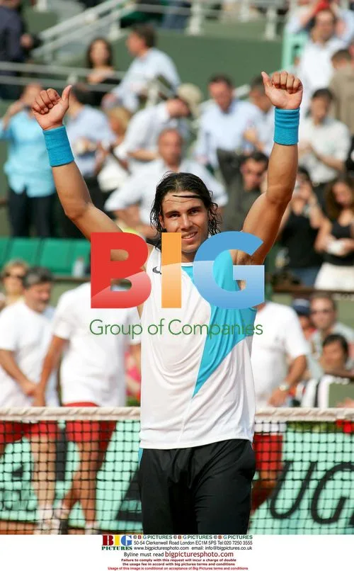 Rafael Nadal defeats Lleyton Hewitt