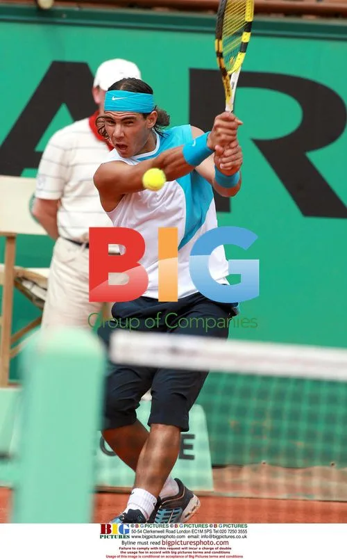 Rafael Nadal defeats Lleyton Hewitt
