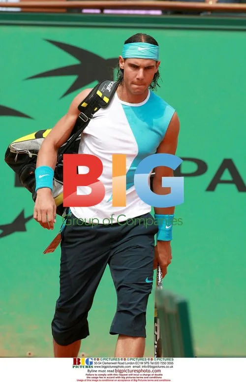Rafael Nadal defeats Lleyton Hewitt