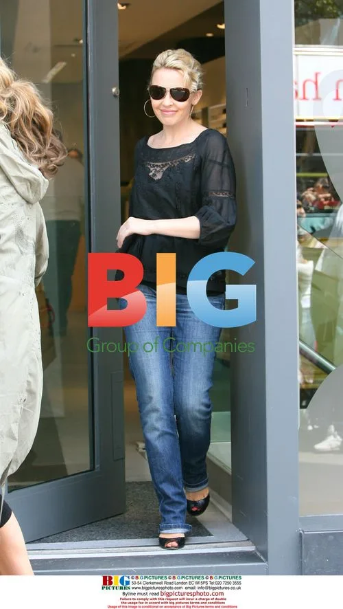 Kylie buys sunglasses in London