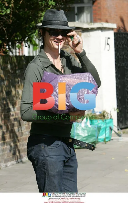 Pete Doherty Leaves Kate Moss's Home
