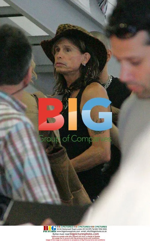 Steven Tyler Enjoys Parisian Shopping Trip