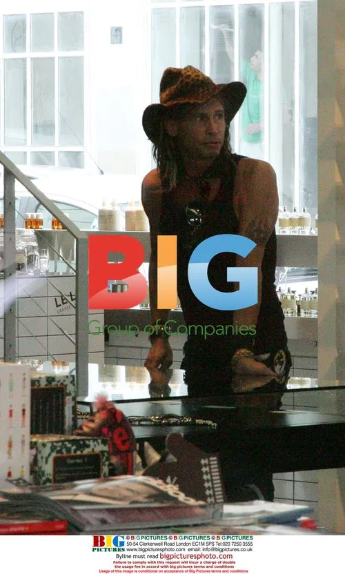 Steven Tyler Enjoys Paris Shopping Trip