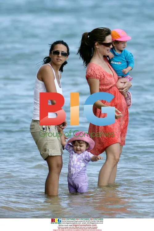 Jennifer Garner and Violet Affleck play in Hawaii