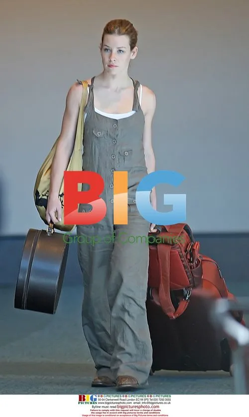 Evangeline Lilly strolls through Vancouver airport