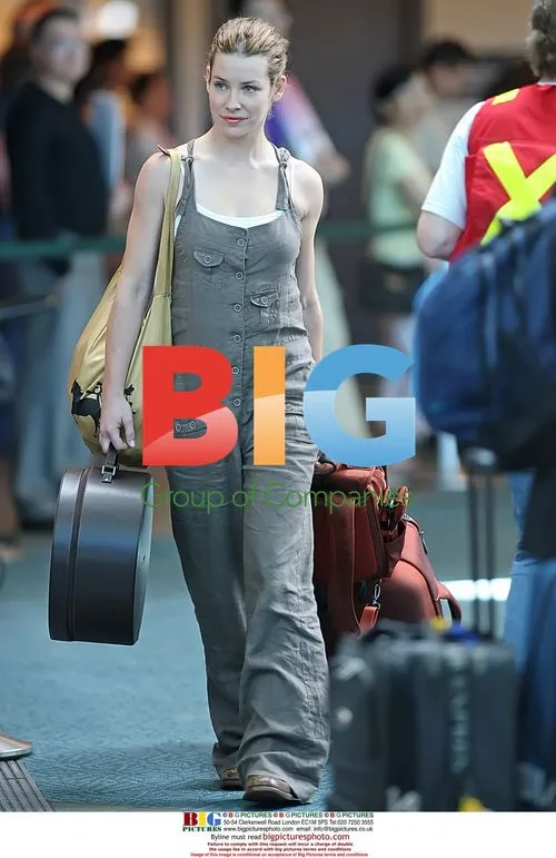 Evangeline Lilly Strolls Through Vancouver Airport