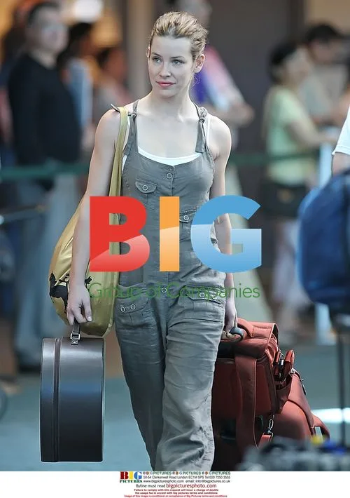 Evangeline Lilly Strolls Through Vancouver Airport