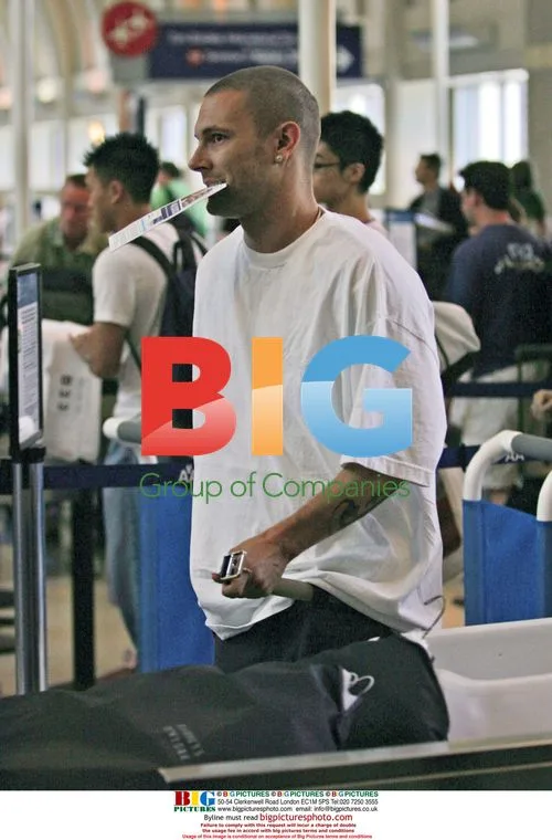 Kevin Federline clears security at LAX