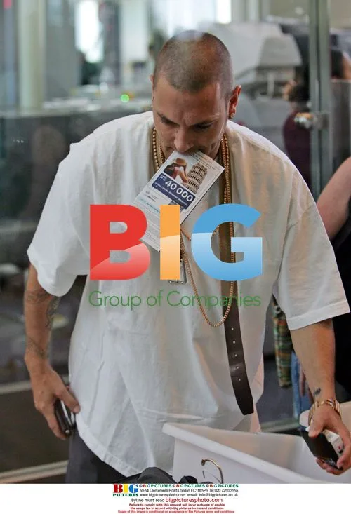 Kevin Federline clearing security at LAX
