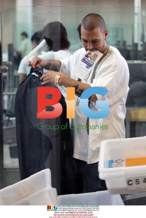Kevin Federline clearing security at LAX