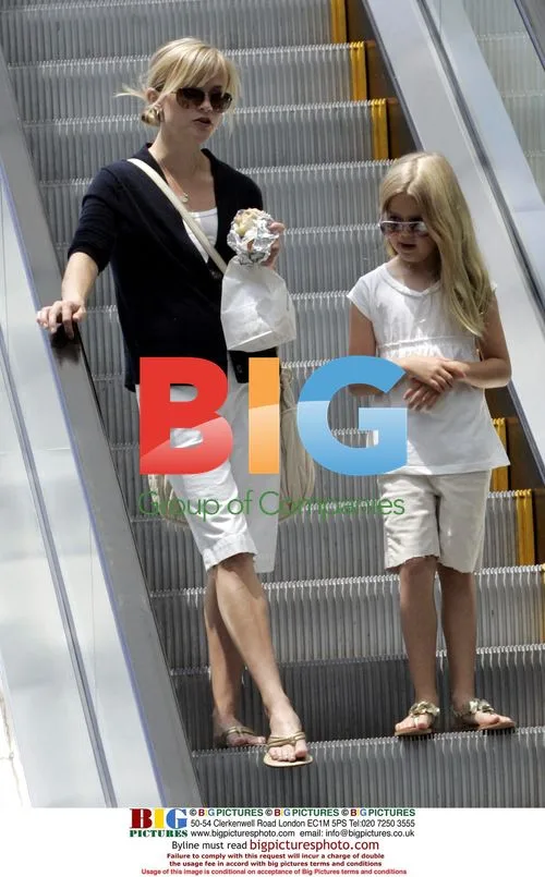 Reese Witherspoon and Ava Phillippe Shopping