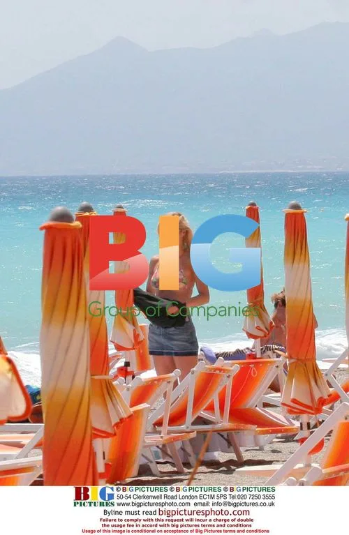 Michelle Hunziker and daughter on beach
