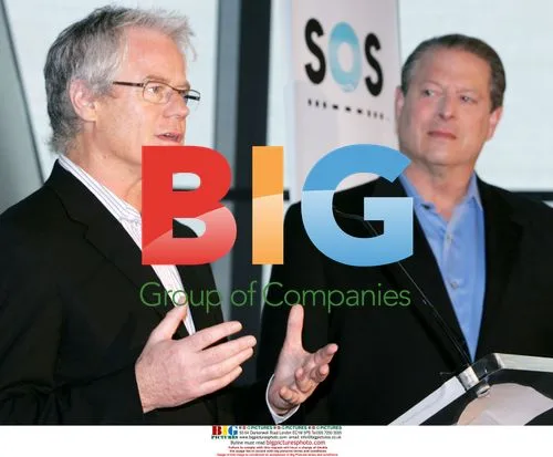 Live Earth founder Kenin Wall talks to Al Gore in NYC