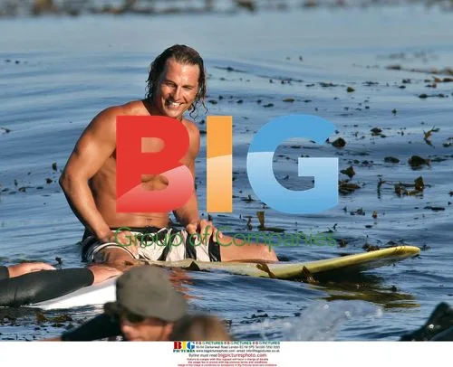 Matthew McConaughey and Alexi Gilmore on "Surfer Dude" set
