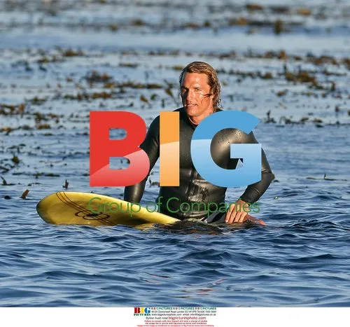 Matthew McConaughey and Alexi Gilmore on Surfer Dude set