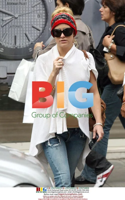 Kate Hudson Shops Paris Boutiques