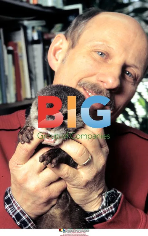 Otter Nemo and Zoo Director Wolfgang Gettmann