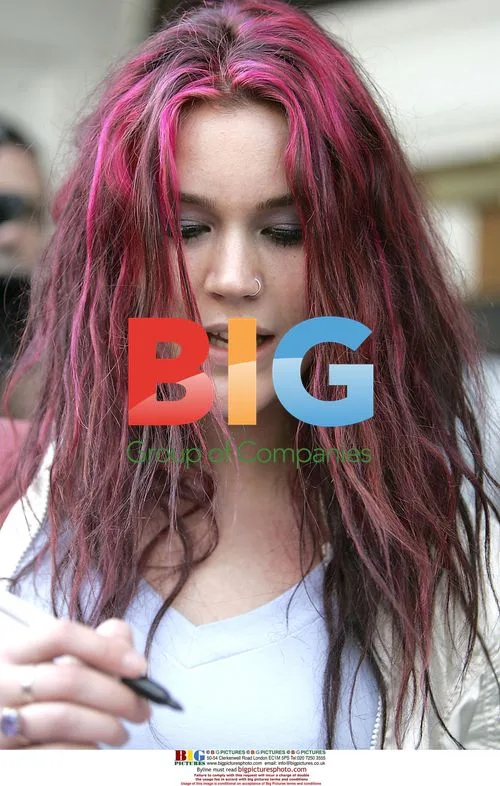 Joss Stone Signing Autographs