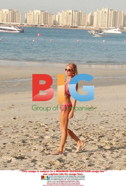 Jordan Pregnant, Relaxing on Dubai Beach