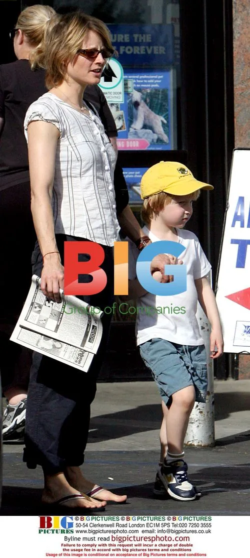Jodi Foster with sons at pet shop