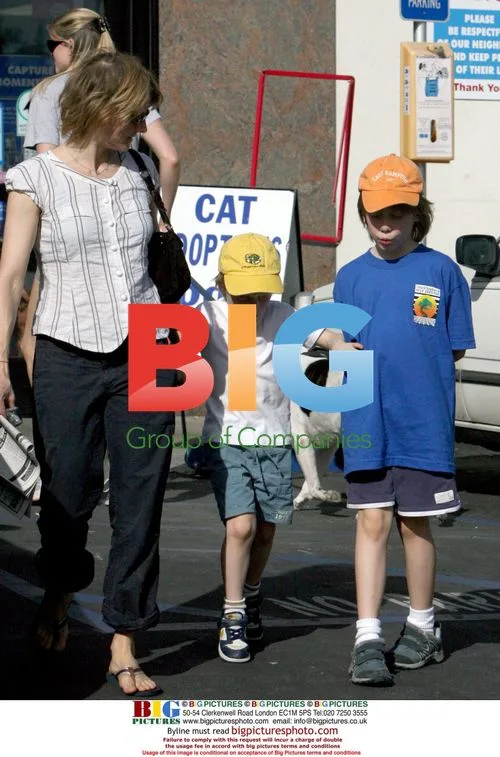 Jodi Foster takes sons to pet shop