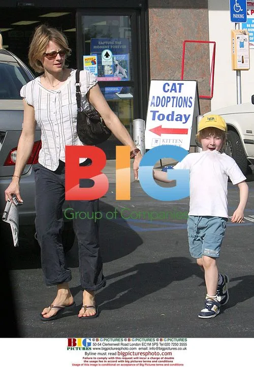Jodi Foster takes sons to pet shop