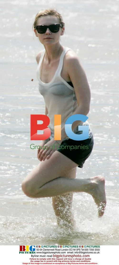 Kirsten Dunst Takes Kayak Ride in Maui