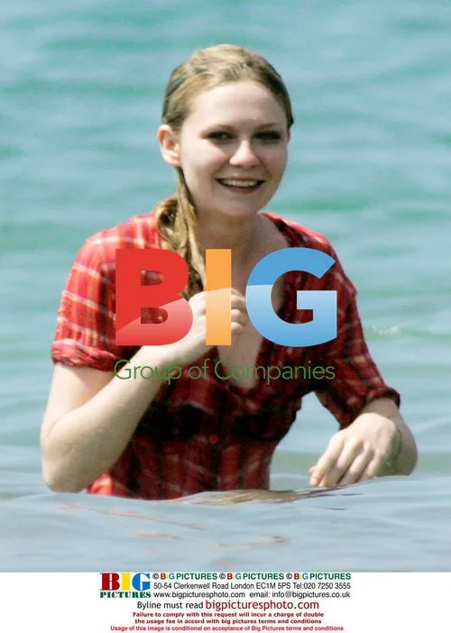 Kirsten Dunst Kayaking in Maui