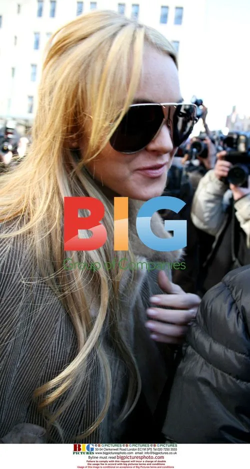 Lindsay Lohan Exits Pastis Restaurant