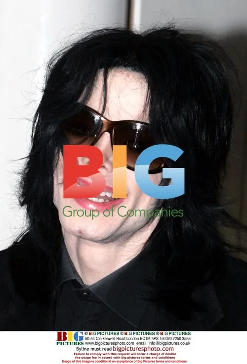 Michael Jackson Arrives in London with Kids