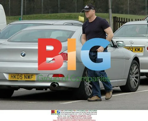 Ross Kemp practices golf in London