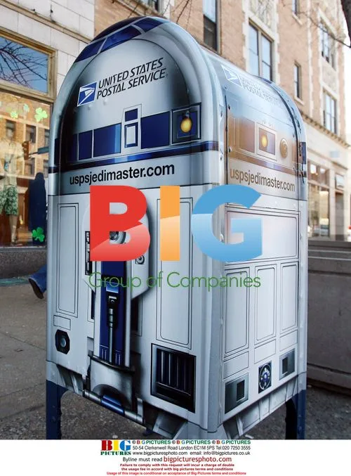 Pedestrian views R2-D2 look-alike mailbox