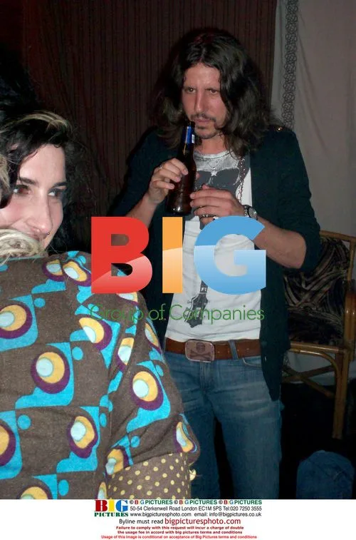 Amy Winehouse and Courtney Love Meet Backstage