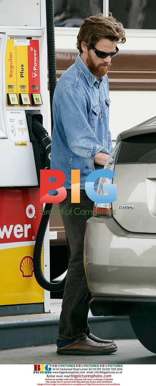 Julia Roberts and Daniel Moder Pumping Gas
