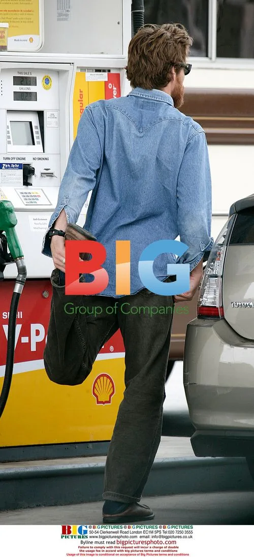 Julia Roberts and Daniel Moder Getting Gas