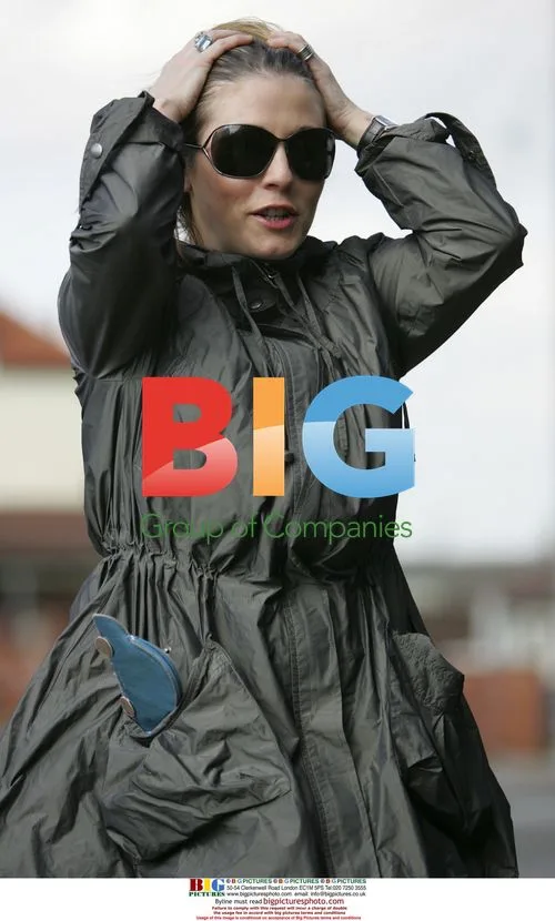 Jessie Wallace Shopping in Convertible