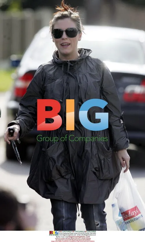 Jessie Wallace Shopping in Casual Outfit