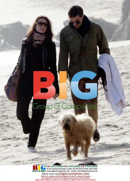 Olivier Martinez and Goya Toledo at the beach
